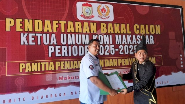 Tim Penjaringan Koni Makassar, Andi Yasin Iskandar, saat menerima pendaftaran Anggota DPRD Makassar, Ismail.