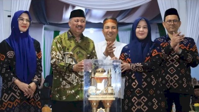 Wakil Gubernur Sulsel, Fatmawati Rusdi, bersama Bupati Pinrang Irwan Hamid, dalam acara penutupan STOH ke-XXIII tingkat Sulsel di Kabupaten Luwu Utara.