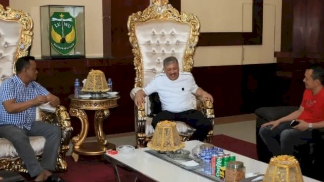 Bupati Pinrang H. A. Irwan Hamid, S.Sos berkesempatan melakukan kunjungan silaturrahmi ke Rumah Jabatan Bupati Luwu di Kota Belopa.