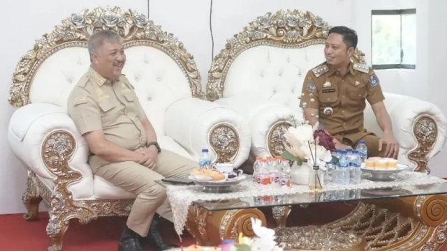Bupati Pinrang H. A. Irwan Hamid, S.Sos melakukan pertemuan dengan Bupati Enrekang, Muh. Yusuf Ritangnga.