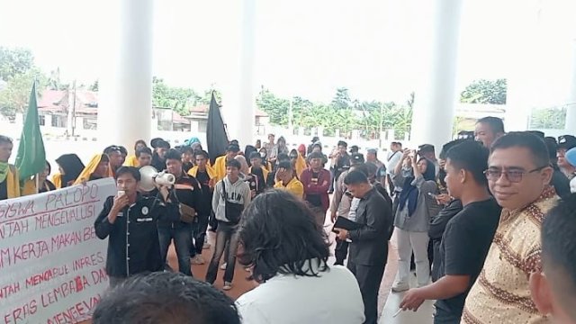 Sejumlah mahasiswa di Kota Palopo menggelar aksi unjuk rasa di depan Kantor DPRD Kota Palopo.
