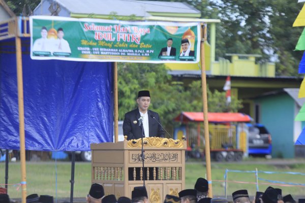 Bupati Pangkep Yusran Salat Idul Fitri di Lapangan Desa Taraweang