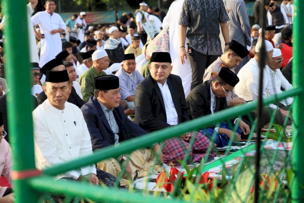 Bersama Ribuan Masyarakat, Wali Kota Makassar Tunaikan Salat Idulfitri di Lapangan Karebosi
