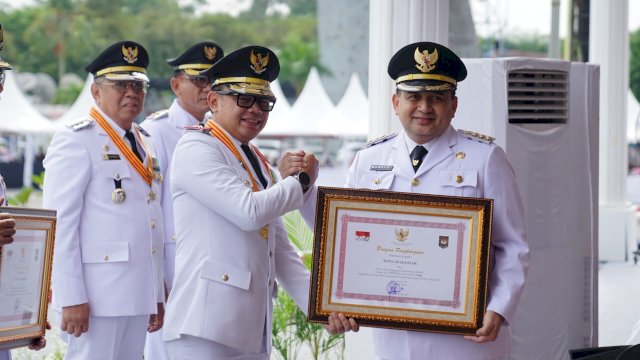  Wali Kota Munafri Terima Penghargaan di Puncak Hari OTDA XXIX.