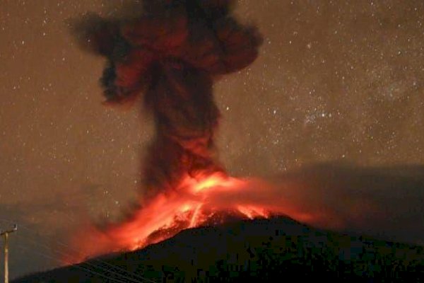 Waspada! Gunung Lewotobi Erupsi, Sembur Abu 4 Km dan Dentuman Keras