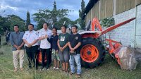 Bupati Enrekang Yusuf Ritangnga Serahkan Mesin Pertanian Ke Kelompok Tani Maiwa