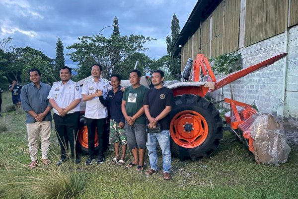 Bupati Enrekang Yusuf Ritangnga Serahkan Mesin Pertanian Ke Kelompok Tani Maiwa