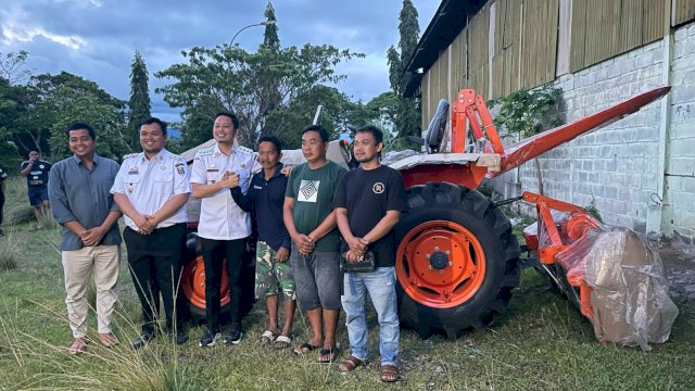Bupati Enrekang Yusuf Ritangnga Serahkan Mesin Pertanian Ke Kelompok Tani Maiwa.