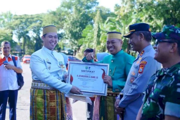 Hardiknas, Bupati Yusran Berikan Penghargaan ke Mantan Bupati Pangkep-Lanjutkan Program Seragam Gratis
