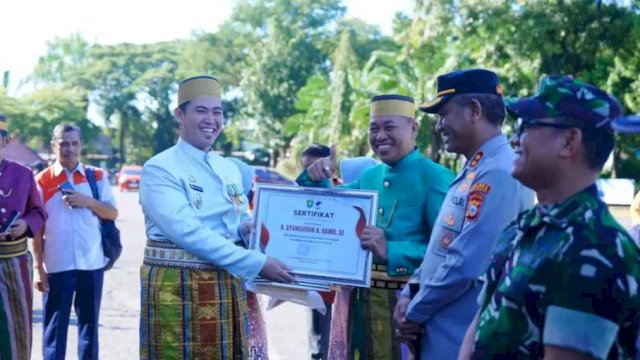 Bupati Yusran Berikan Penghargaan ke Mantan Bupati Pangkep.