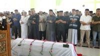 Bupati Ibas Lepas Jenazah Adik Wabup Lutim
