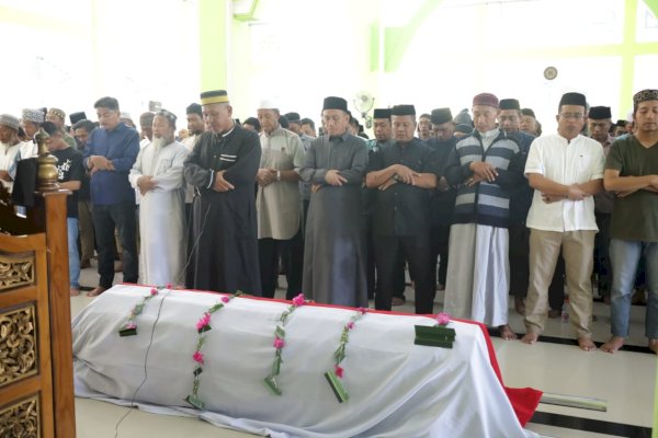 Bupati Ibas Lepas Jenazah Adik Wabup Lutim