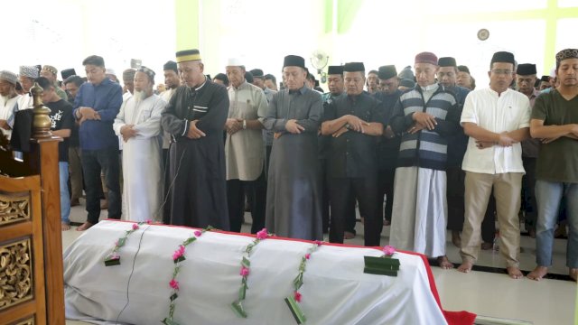 Bupati Ibas Lepas Jenazah Adik Wabup Lutim