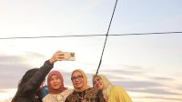 Wawali Makassar Dampingi Menteri PPPA RI Nikmati Sunset Pantai Losari