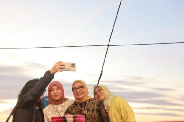 Wawali Makassar Dampingi Menteri PPPA RI Nikmati Sunset Pantai Losari