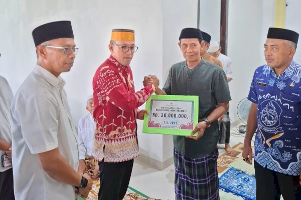 Bupati Jeneponto Serahkan Bantuan Hibah untuk Lima Masjid di Bangkala Barat