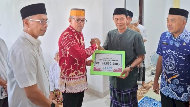 Bupati Jeneponto H. Paris Yasir, SE., MM melaksanakan Safari Jumat ke-2 yang dipusatkan di Masjid Nurul Yaqin, Dusun Tamanroya, Desa Tuju, Kecamatan Bangkala.