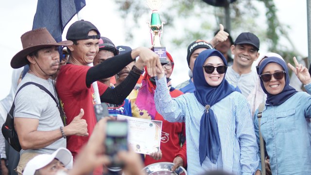 Kuda &ldquo;Radeng&rdquo; milik Hj. Salmawati Paris, istri Bupati Jeneponto, tampil gemilang dan meraih juara pertama kategori Open Race 2.200 meter.