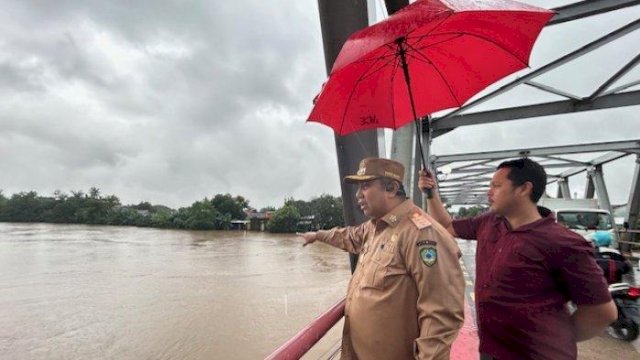 Bupati Maros Chaidir Syam saat meninjau Banjir.
