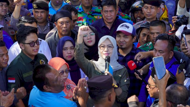 Ketua DPRD Provinsi Sulsel, Andi Rachmatika Dewi, bersama sejumlah anggota DPRD, menemui langsung para peserta aksi May Day.