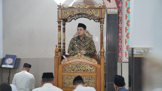 Wali Kota Makasdar, Munafri Arifuddin, saat memberikan sabutan usai salat Jumat di Masjid Baitun Nur Ramadhan.