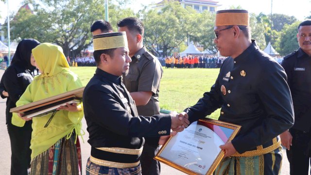 Wali Kota Parepare, Tasming Hamid, memimpin upacara peringatan Hari Pendidikan Nasional (Hardiknas) di Alun-Alun Lapangan Andi Makkasau.