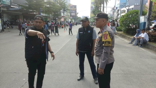 Tim Reaksi Cepat (TRC) menertibkan area parkir kendaraan di kawasan Carefreeday Boulevard.
