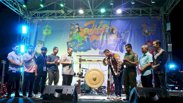 Bupati Irwan Buka Pentas Seni.