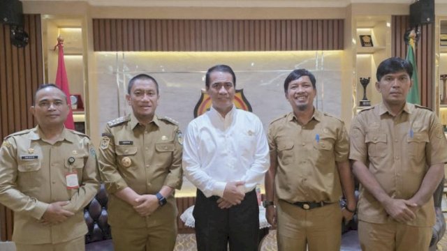 Bupati Luwu Timur, H. Irwan Bachri Syam, saat melakukan audiensi sekaligus menyerahkan secara langsung undangan resmi kepada Menteri Pertanian, Andi Amran Sulaiman.