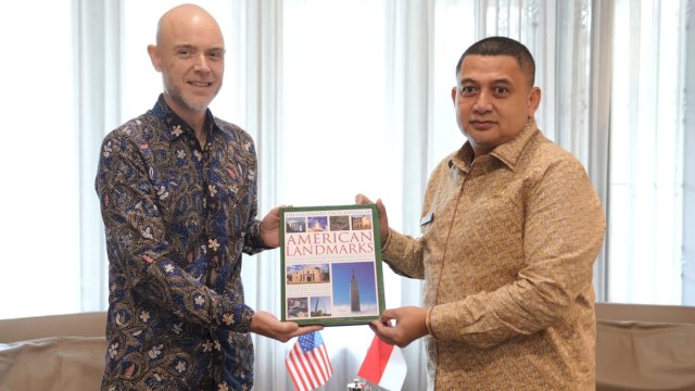 Wali Kota Makassar, Munafri Arifuddin saat bertemu Konsul Jenderal (Konjen) Amerika Serikat di Surabaya, Christopher Green.