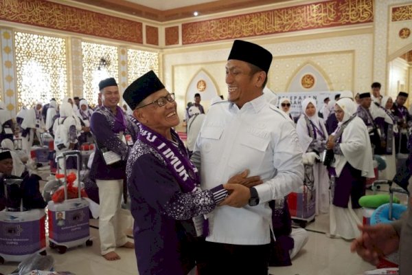 Penuh Haru, Bupati Irwan Lepas 149 Jamaah Calon Haji Lutim Tahun 2025