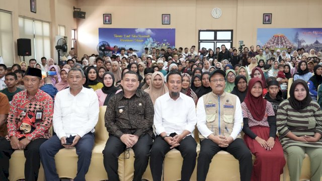 Mensos Gus Ipul berdialog dengan keluarga calon siswa. 