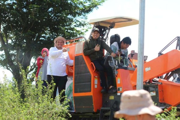 Pemkab Enrekang Serahkan Bantuan Kelompok Tani, Harap Peningkatan Produktivitas Pertanian