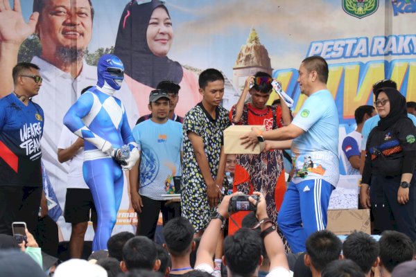 Tampil Unik, Tiga Peserta Fun Run Lutim Dapat Doorprize Langsung dari Bupati Ibas