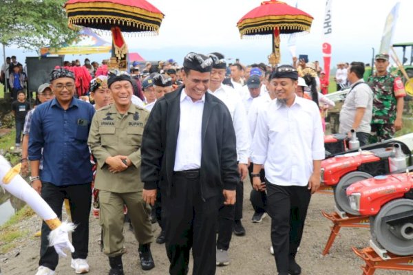 Bupati Irwan Dampingi Mentan RI Saksikan Panen Raya Padi di Desa Margomulyo