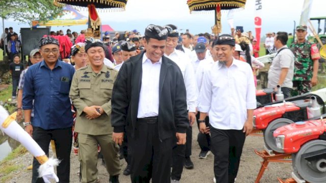 Bupati Luwu Timur, H. Irwan Bachri Syam mendampingi Menteri Pertanian Republik Indonesia (Mentan RI ), Andi Amran Sulaiman.
