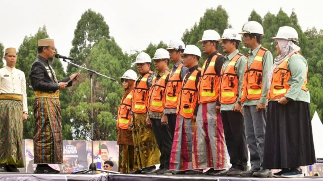 Gubernur Sulawesi Selatan, Andi Sudirman Sulaiman, menyampaikan sejumlah program strategis sebagai “hadiah spesial” bagi masyarakat Luwu Timur.