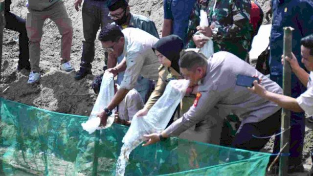 Ketua DPRD Andi Jusman Hadiri Penanaman Pohon Buah Organik dan Penebaran Benih Ikan di Sinjai Timur.