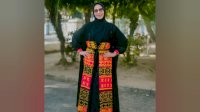 Kenakan Gaun Taipa, dr Ani Nurbani Angkat Budaya Lutim di Fashion Show Dekranasda