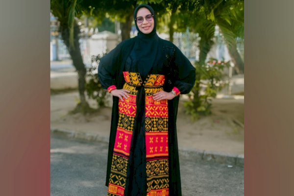 Kenakan Gaun Taipa, dr Ani Nurbani Angkat Budaya Lutim di Fashion Show Dekranasda