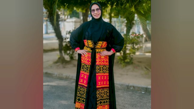 Ketua Dekranasda Luwu Timur, dr. Ani Nurbani Irwan, mencuri perhatian saat tampil anggun mengenakan gaun bermotif kain Taipa, motif tradisional yang berasal dari warisan leluhur Suku Taipa.