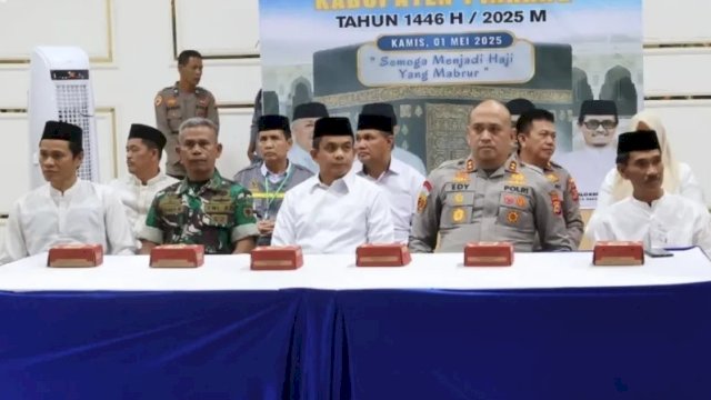 Wakil Bupati Pinrang, Sudirman Bungi, dalam sebuah seremoni pelepasan yang berlangsung khidmat di Masjid Agung Al-Munawwir.