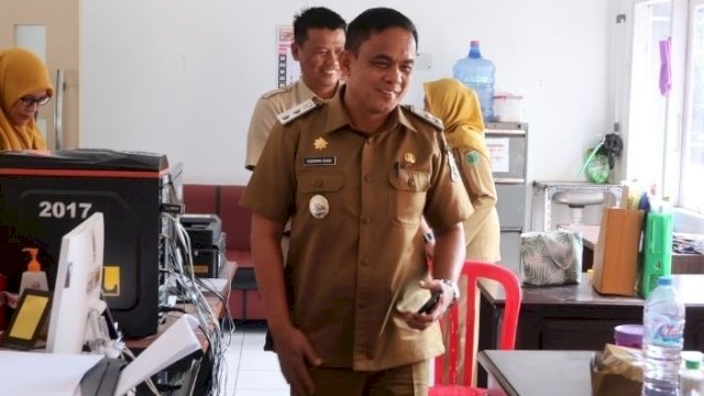 Wakil Bupati Pinrang, Sudirman Bungi, S.IP, M.Si melakukan inspeksi mendadak (sidak) di dua Organisasi Perangkat Daerah (OPD).