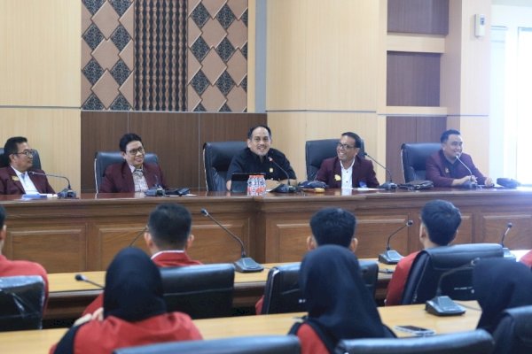 Terima Mahasiswa dari Dua Universitas, Mahmud Paparkan Soal Kebijakan dan Proses Penyusunan Perda