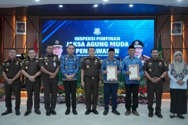 Jamwas Kejagung Serahkan Sertipikat Tanah Wakaf Masjid kepada Kemenag Pangkep,