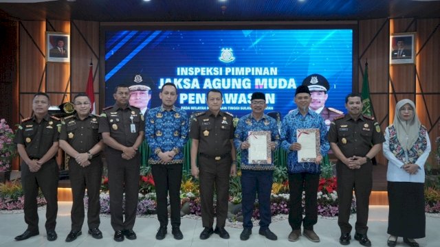 Penyerahkan sertipikat tanah wakaf Masjid kepada Kemenag Pangkep