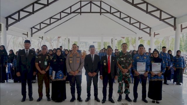 Bupati Sidrap, Syaharuddin Alrif, Menyerahkan SK kepada 85 CPNS Formasi Tahun 2024.