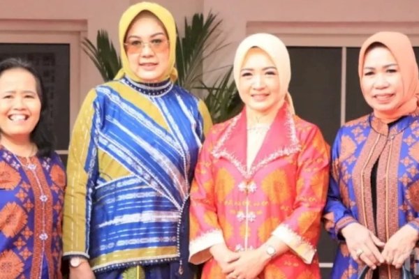 Sri Widiyati Irwan Tampil Anggun dengan Busana Berbahan Sutra Lero Bermotif Khas Pinrang