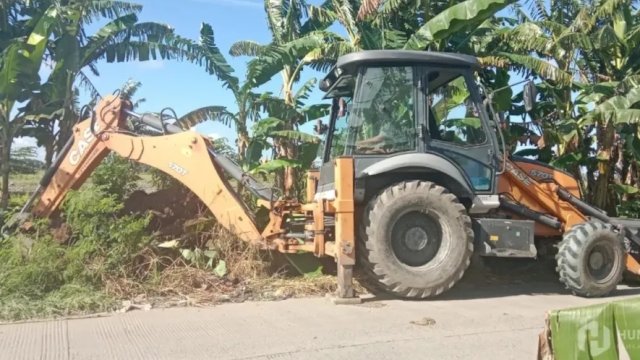 Dinas Perkim LH Pinrang menurunkan armada dan alat berat untuk merelokasi tumpukan sampah yang menggunung di sisi Jalan Poros Langnga.