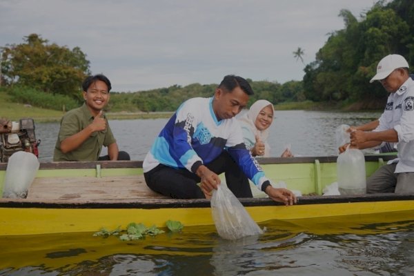 Jaga Populasi Ikan, Bupati Sidrap Tebar Benih di Mojong dan Lagading